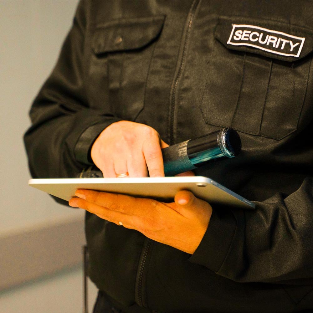 Agente de la policía local vigilando el tráfico y la seguridad ciudadana en el municipio.